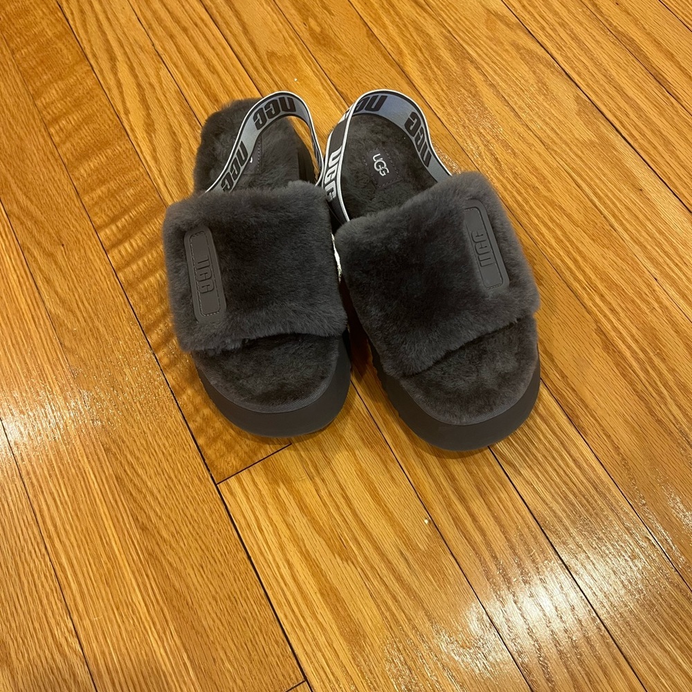 UGG dark gray fuzzy slippers women’s size 7 never worn